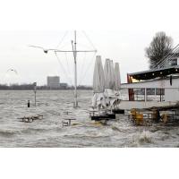 4673_0654 Wellen überfluten einen Kiosk bei Hamburg Oevelgoenne. | 